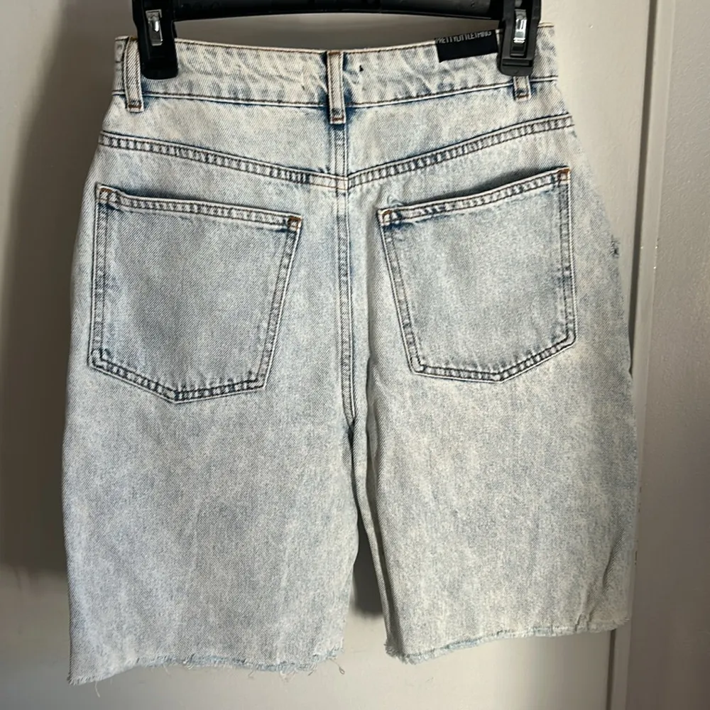 Pretty Little Thing Retro Light Stone Wash Denim Bermuda Raw Hem Jean Shorts - Image 5