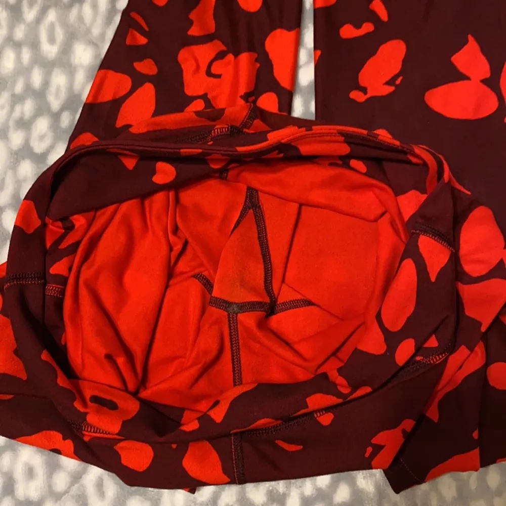 Fabletics mid rise PowerHold red print graphic leggings, size small tall - Image 6