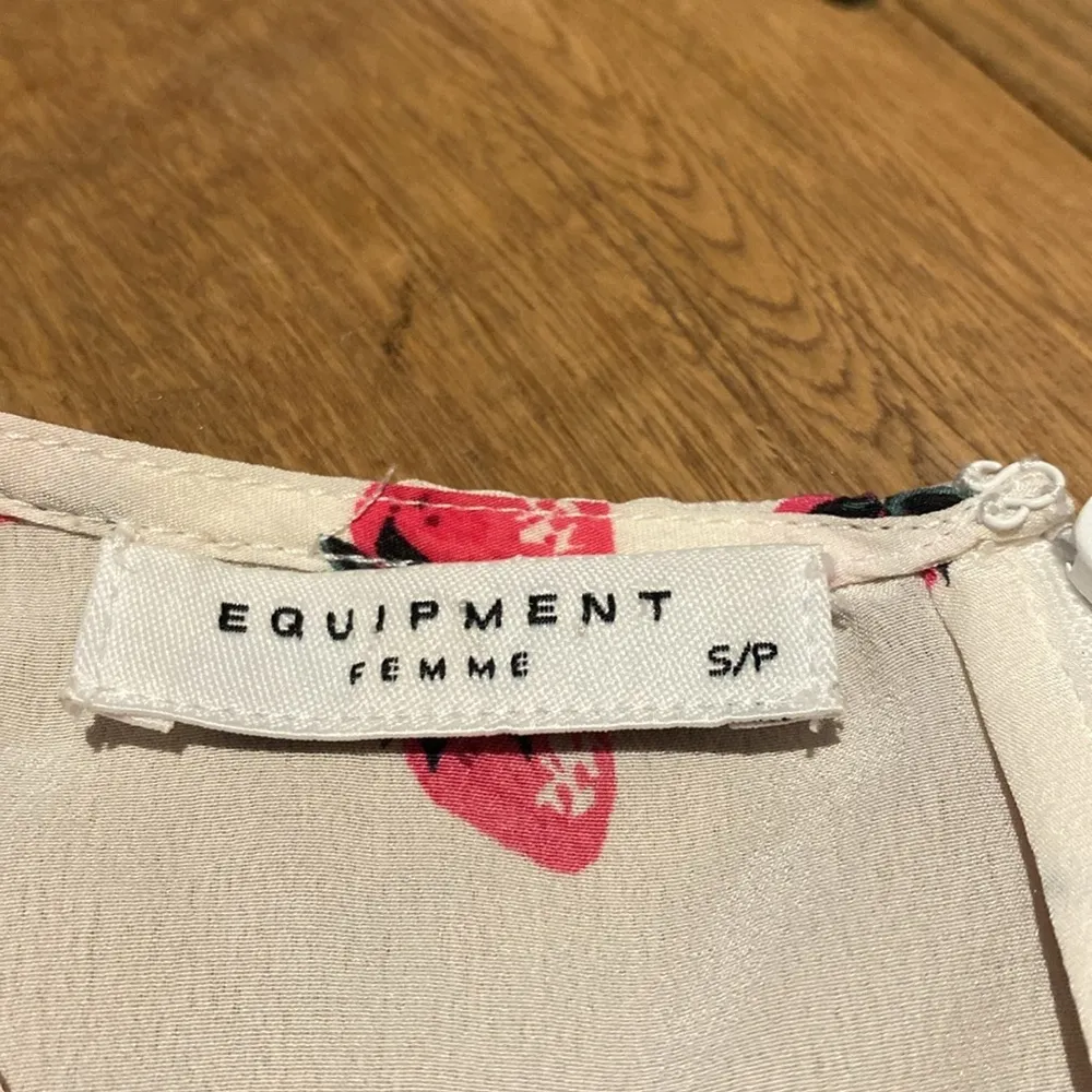 Equipment Silk White Tank Shell Top Sleeveless Strawberry Print SP - Image 3