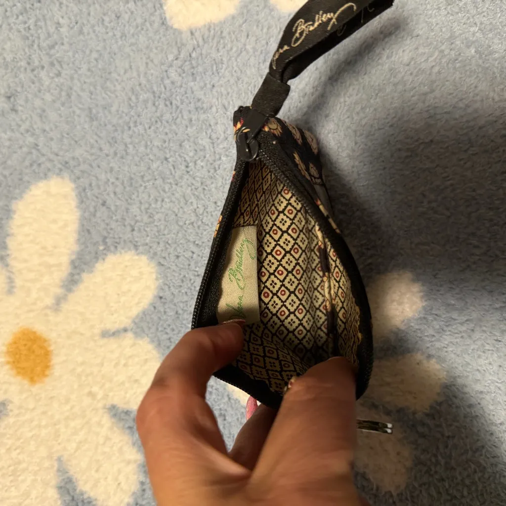 Vera Bradley Black and Cream Patterned Keychain Wallet - Image 3