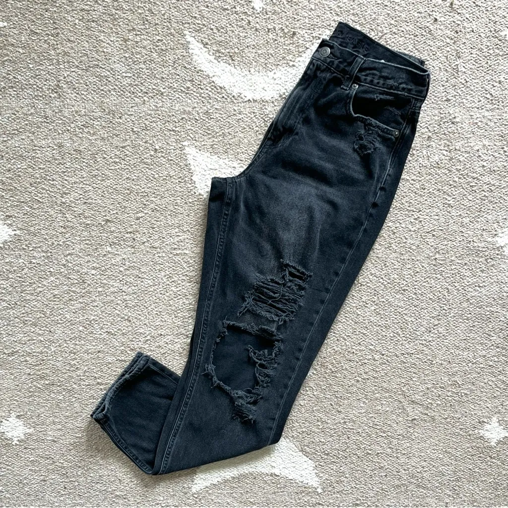 American Eagle Black High Waisted Mom Jeans Size 8 Long - Image 2