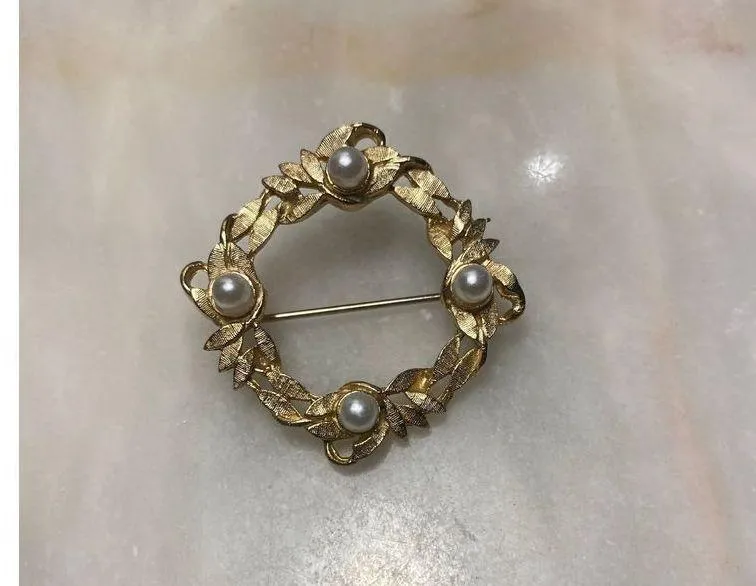 Lee Co. Gold Tone Wreath Brooch with Faux Pearls vintage signed - Image 5