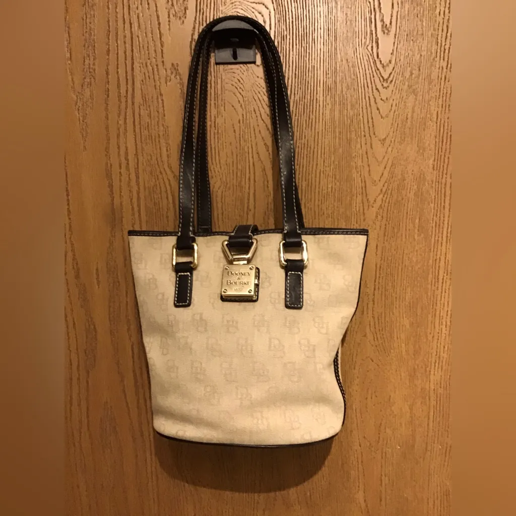 DOONEY AND BOURKE BUCKET BAG WITH WALLET - Image 2