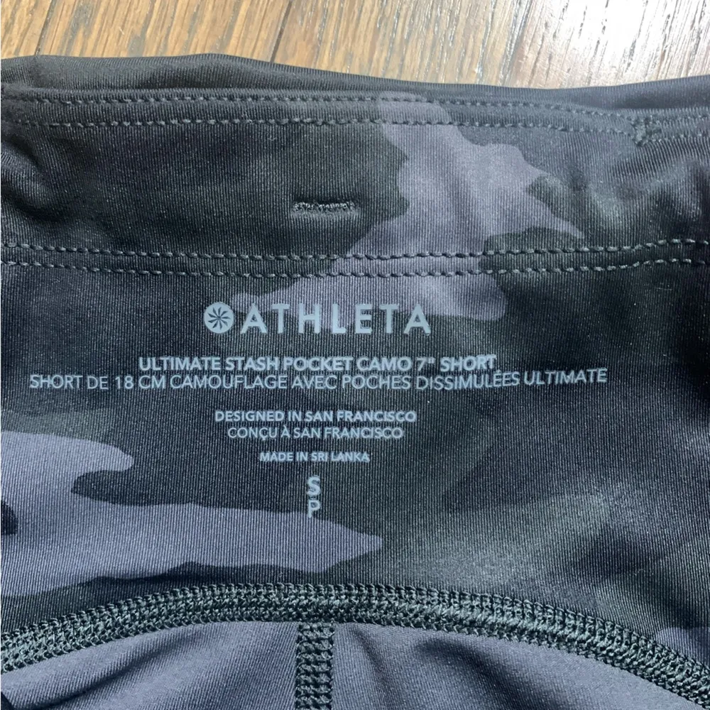 Athleta  camo ultimate stash pocket 7” short small - Image 4