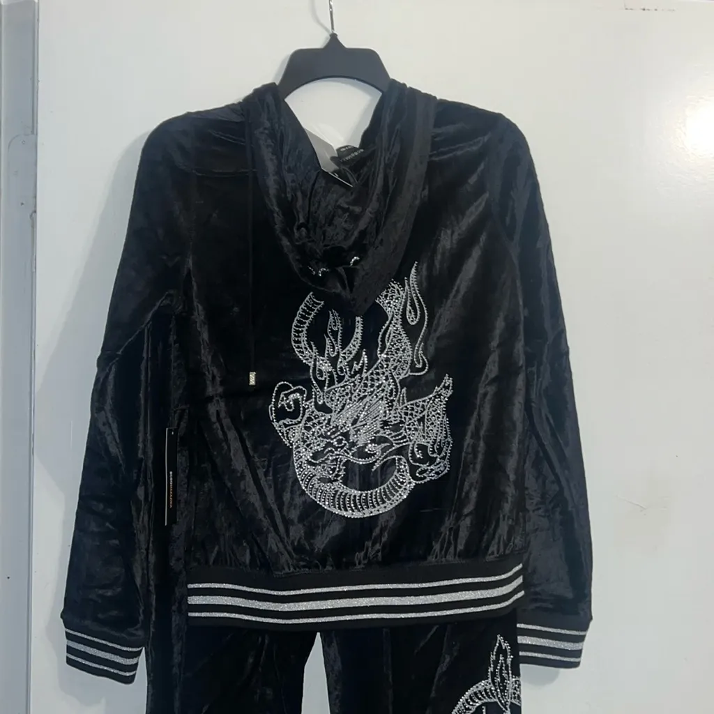 BCBG BLACK VELVET BLING SILVER STUD DRAGON & LOGO HOODIE & CROPPED PANTS SET NWT - Image 3