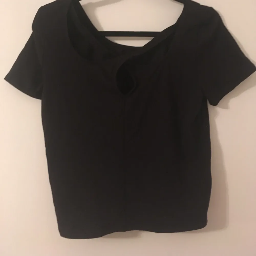 Black Criss Cross Back Crop Top - Image 2
