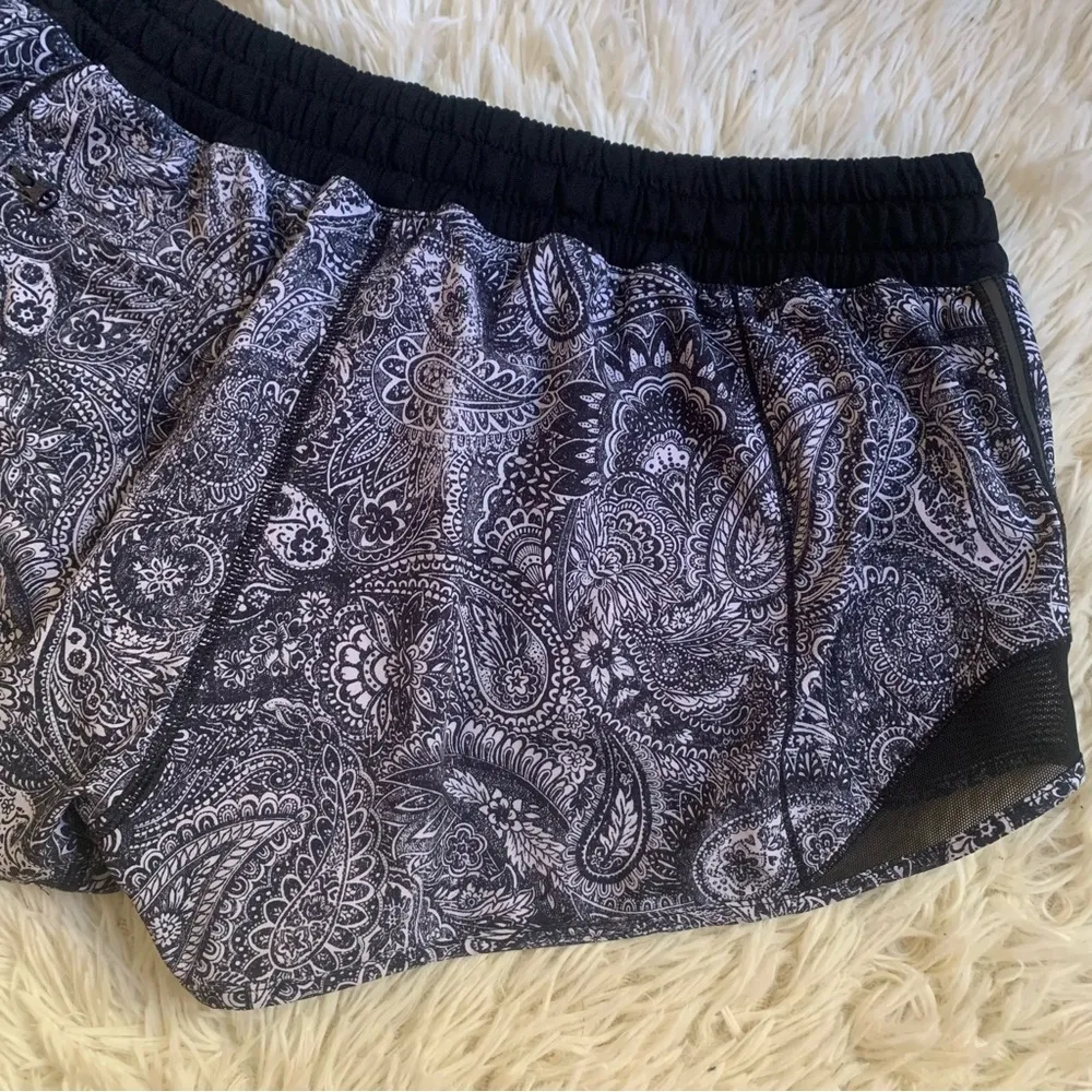 Hotty Hot Short
Mini Antique Paisley White Black / Black Size 8 - Image 6