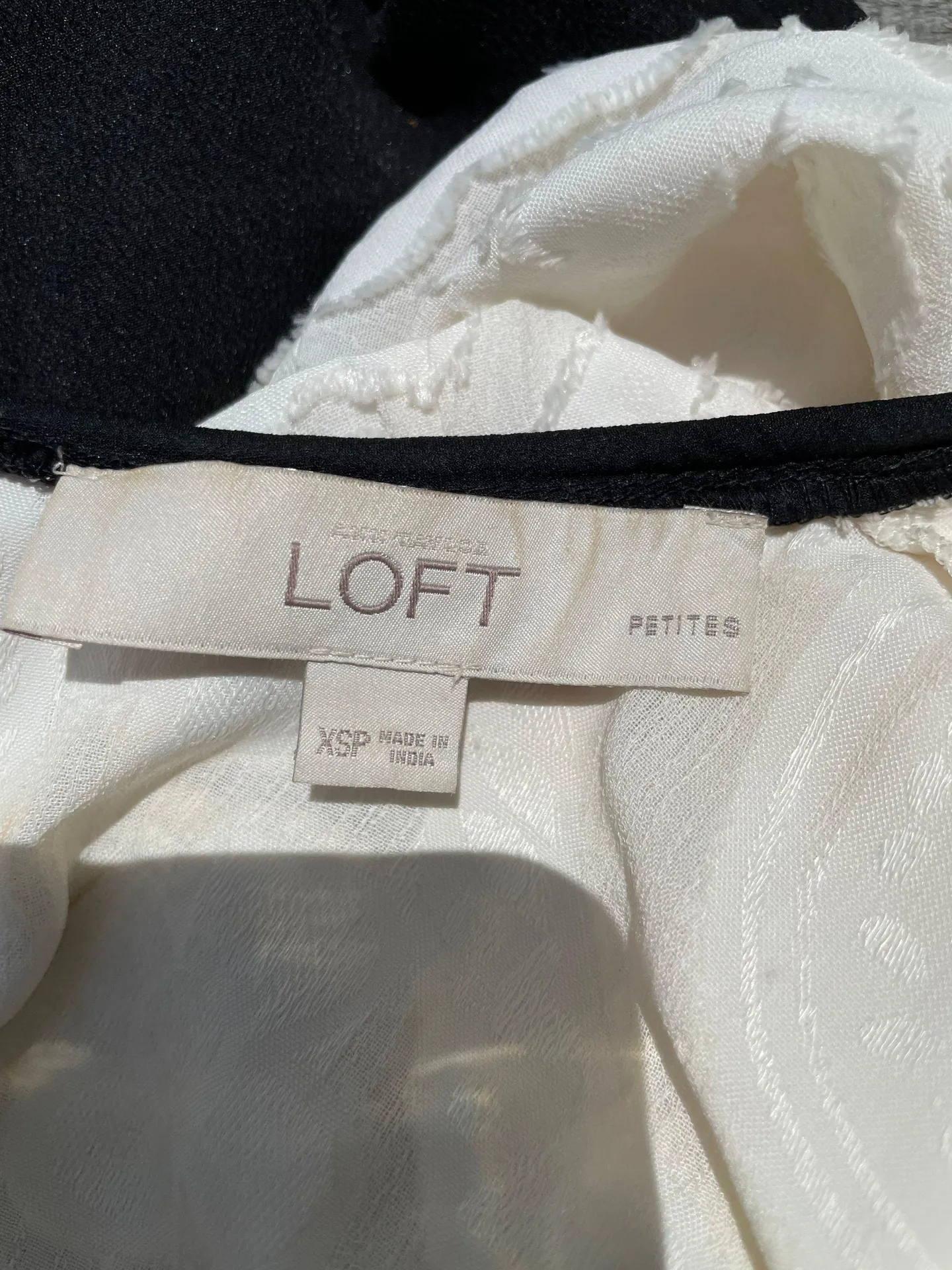 cream patterned top with black trim - Image 5