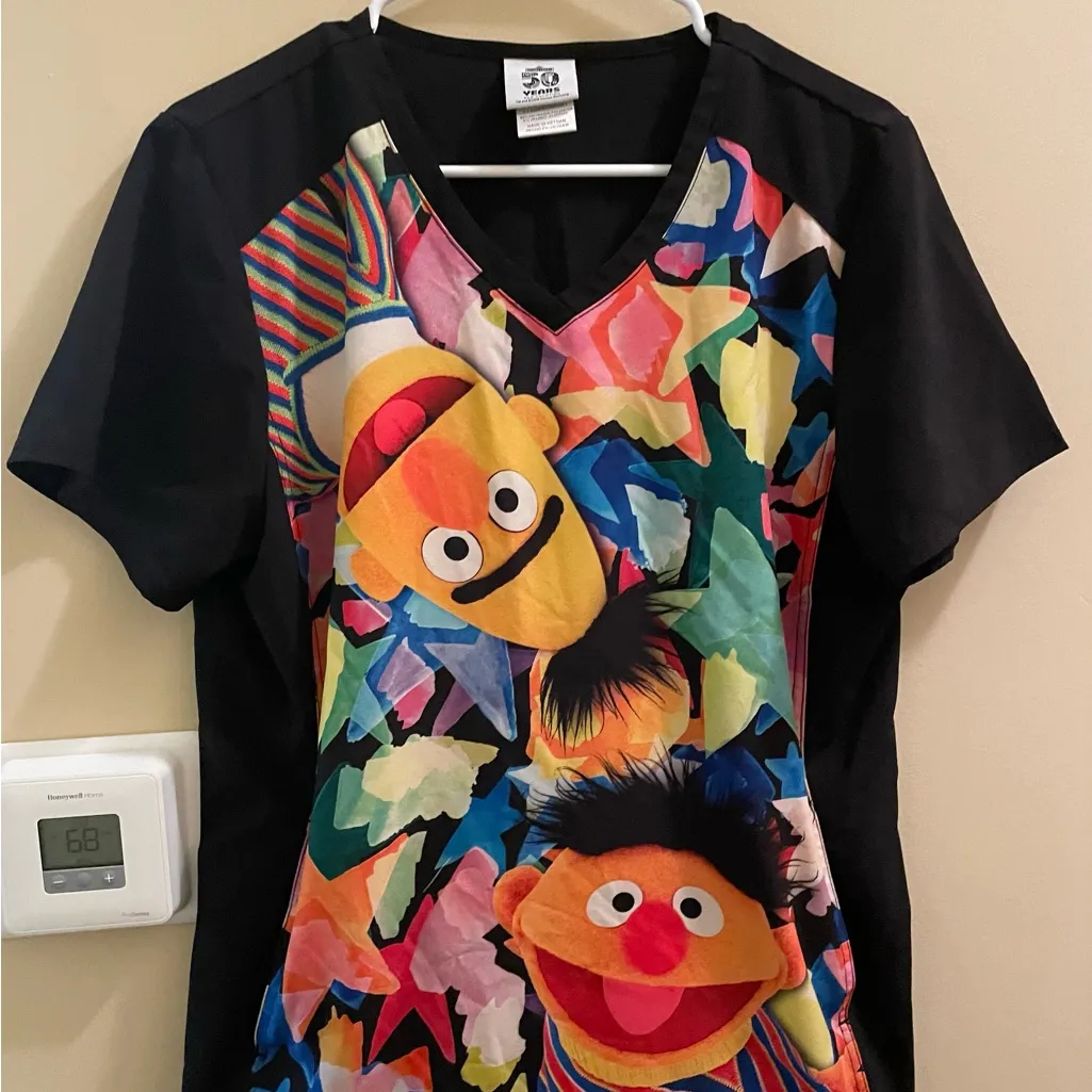 Sesame Street Bert Ernie 50th Ann Scrub Top Women’s Nurse V Neck Pockets Medium - Image 5