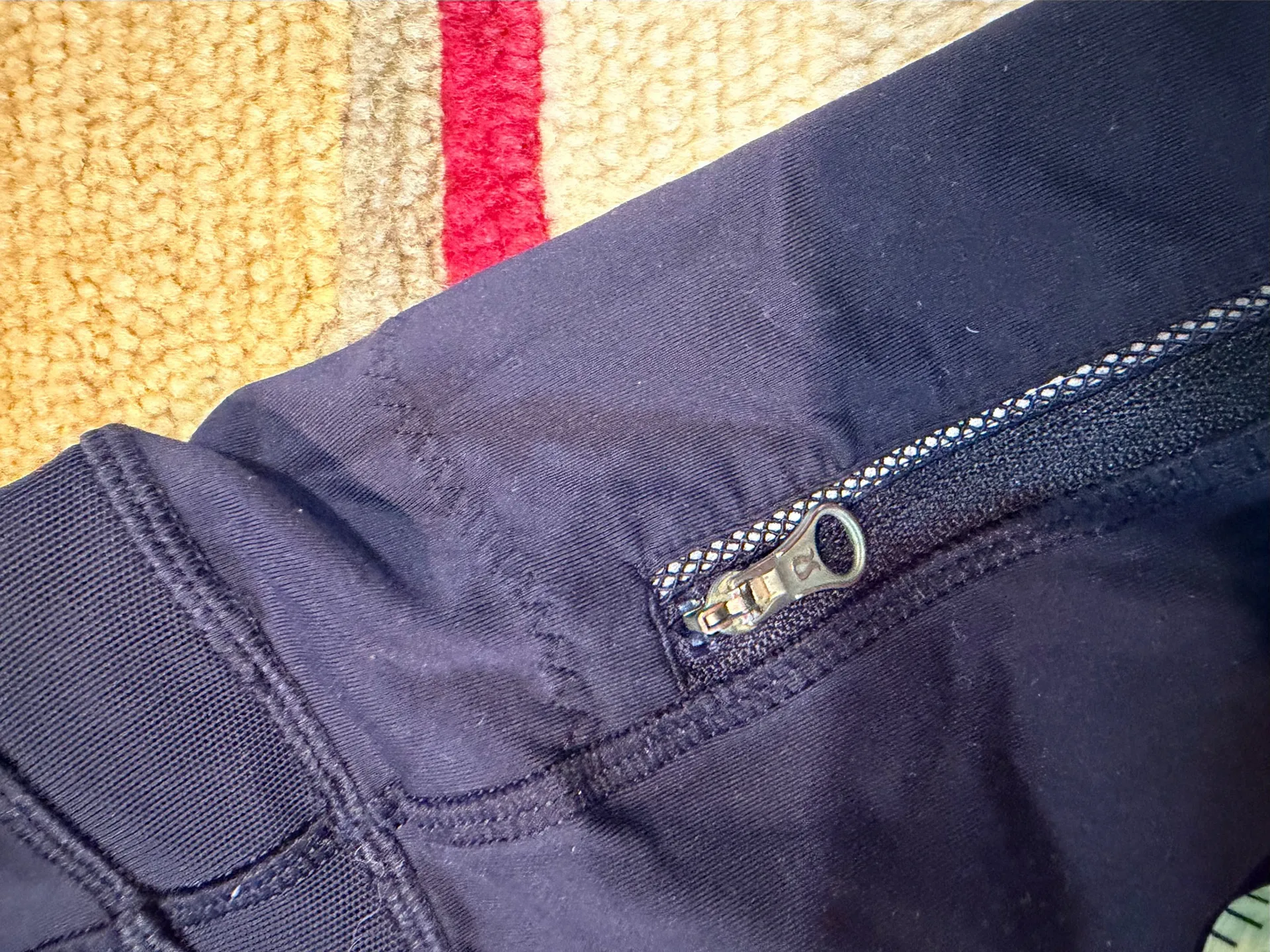 Lululemon Inspire Tight II Running Black Leggings Mid Rise Zipper Pockets Size 6 - Image 4