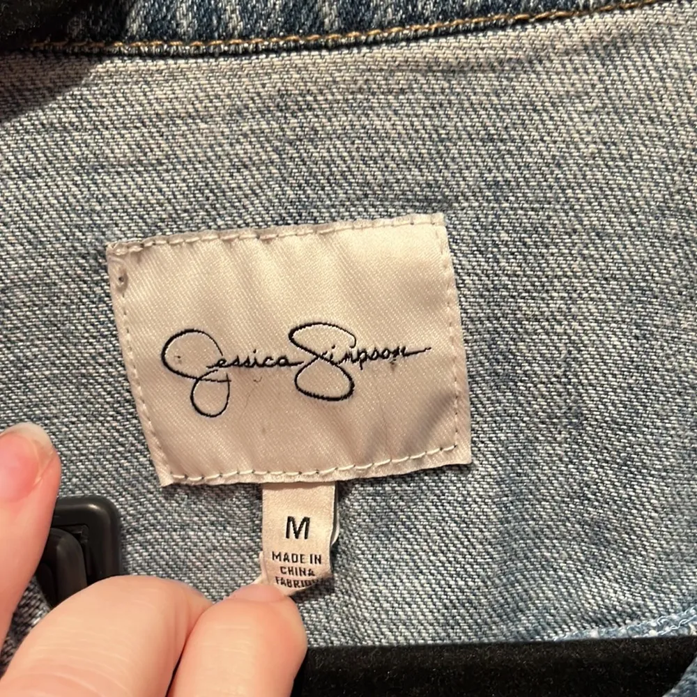 Jessica Simpson Distressed Jean Jacket Denim Jacket Size Medium - Image 5