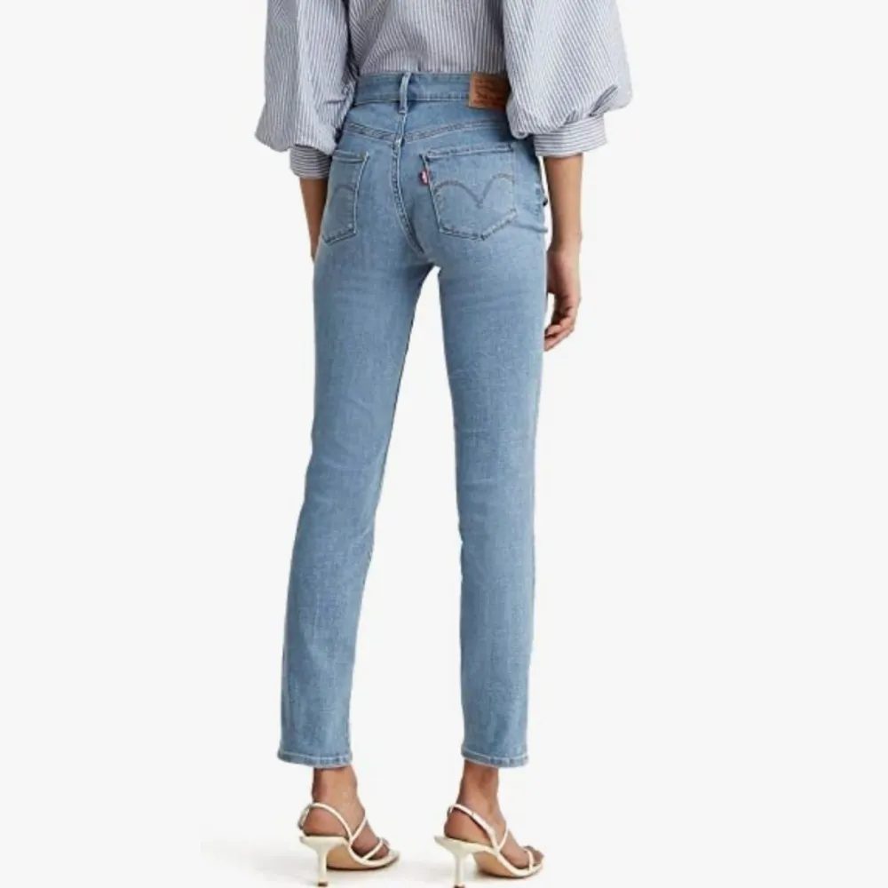 Levi’s Women's Classic Mid Rise Skinny Light Blue Jeans Size 6M W28 L30 - Image 2