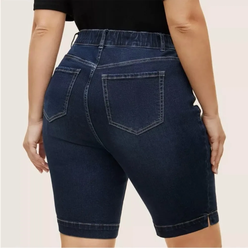 NWT!Super Stretchy Women's Pockets Side Slit Denim Shorts Size 24 or 3X Blue - Image 2