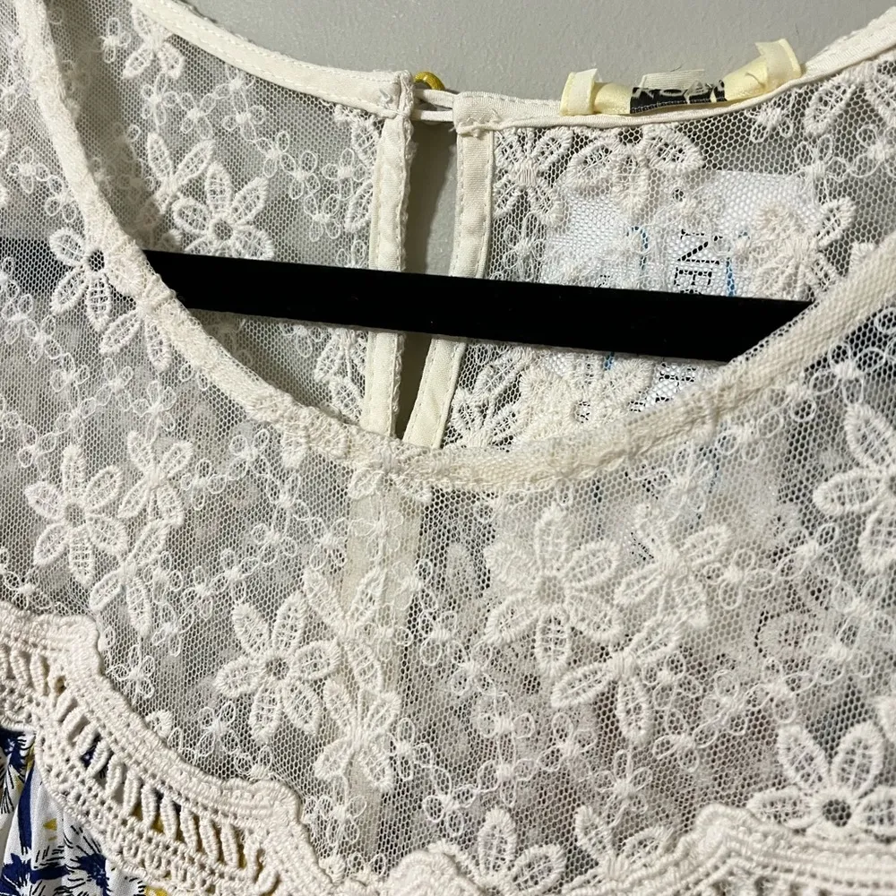 KORI AMERICA size small mustard blue floral cold shoulder top lace detail button - Image 4