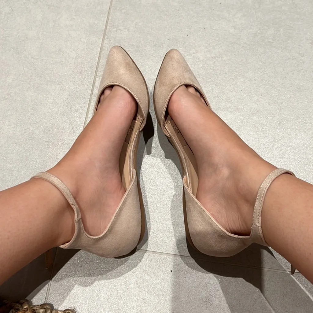 Women cream color brand new pointed ballet flat shoes with adjustable strap Size 6 - Image 8