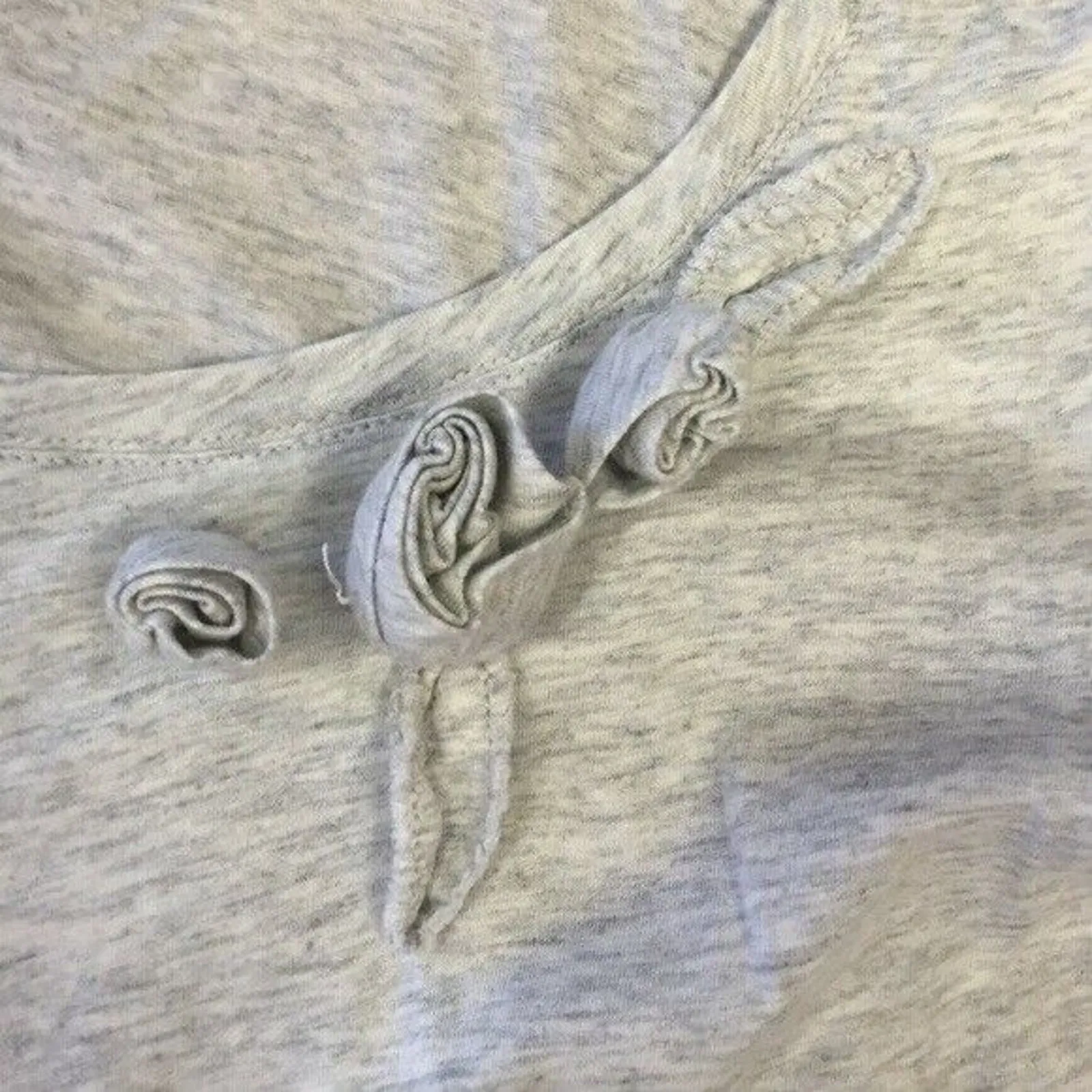 Gap Womens Tee Size Small Gray‎ Fitted Top Flowers at Neck Shirt - Image 5