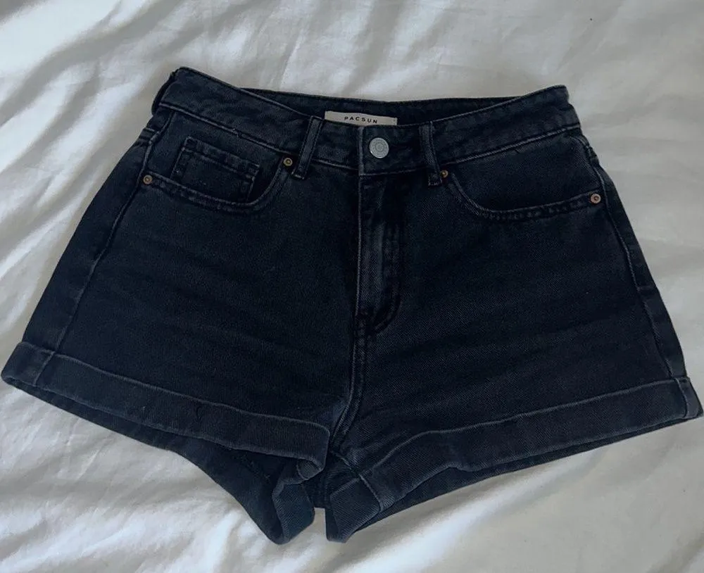 Black pac sun mom shorts - Image 2