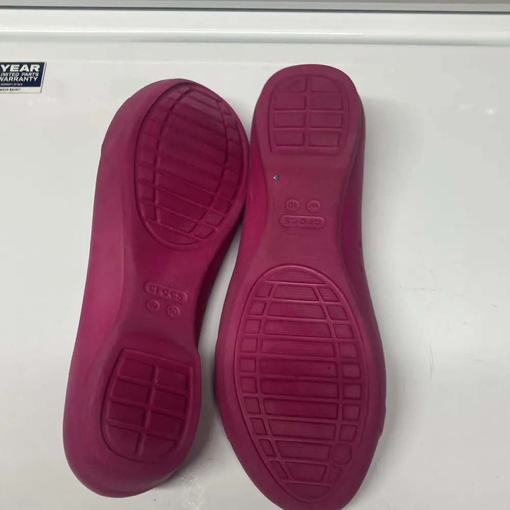 Crocs Women’s Size 10 Slip On Comfort Shoes Pink/Blue Horse Bit Chain Design - Image 4