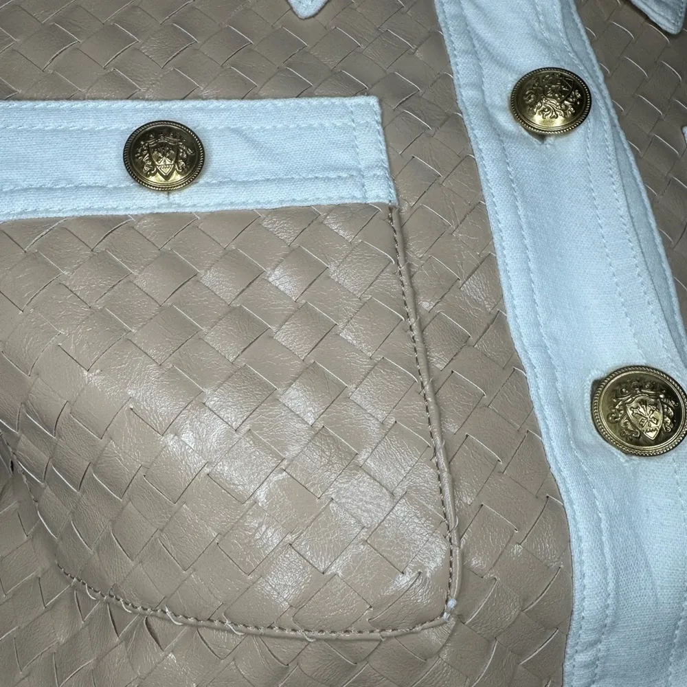 Alice + Olivia Kinley Woven Vrgan Leather Elegant Cream Jacket with Gold Accent. - Image 5