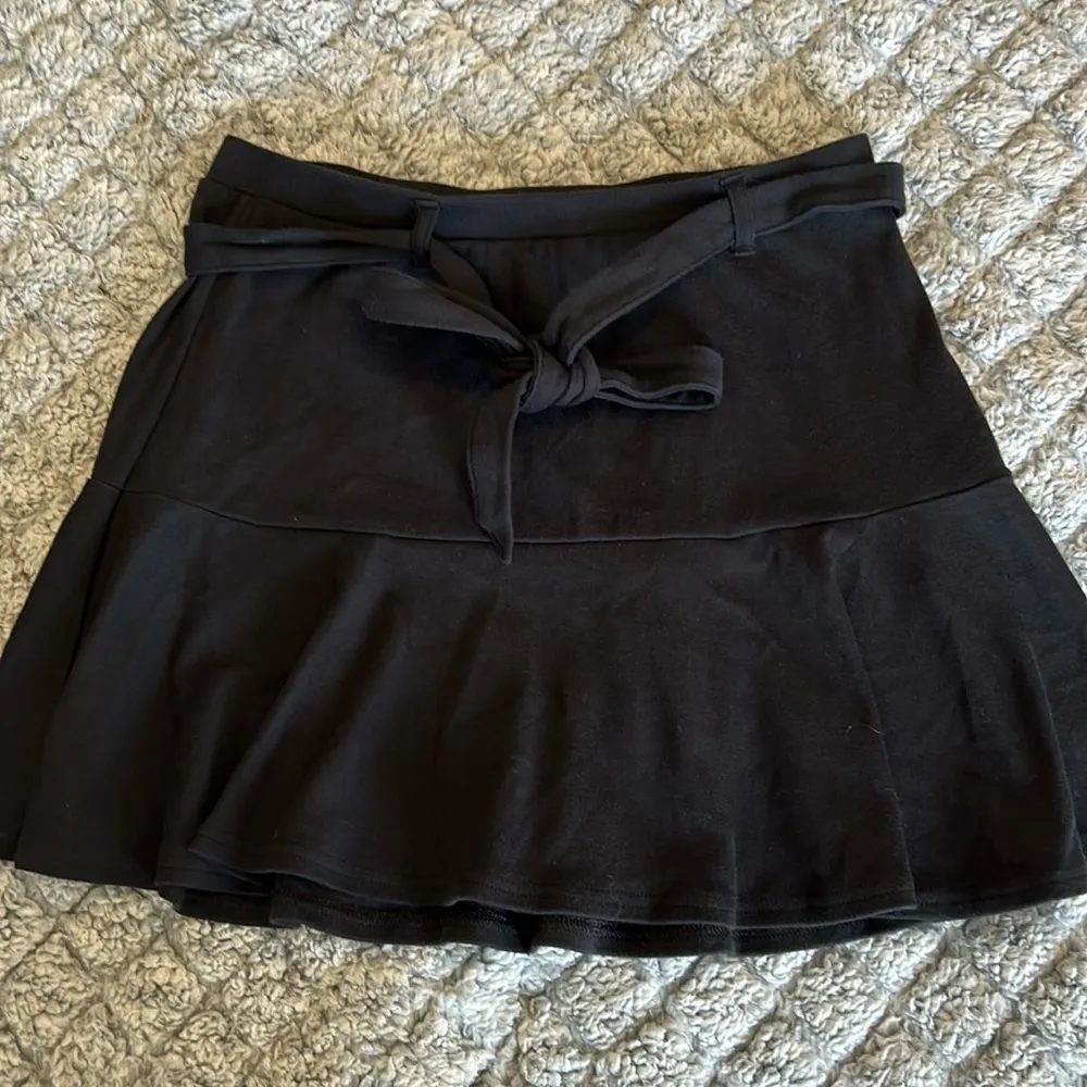 Black ruffle mini skater skirt w/ belt - Image 3