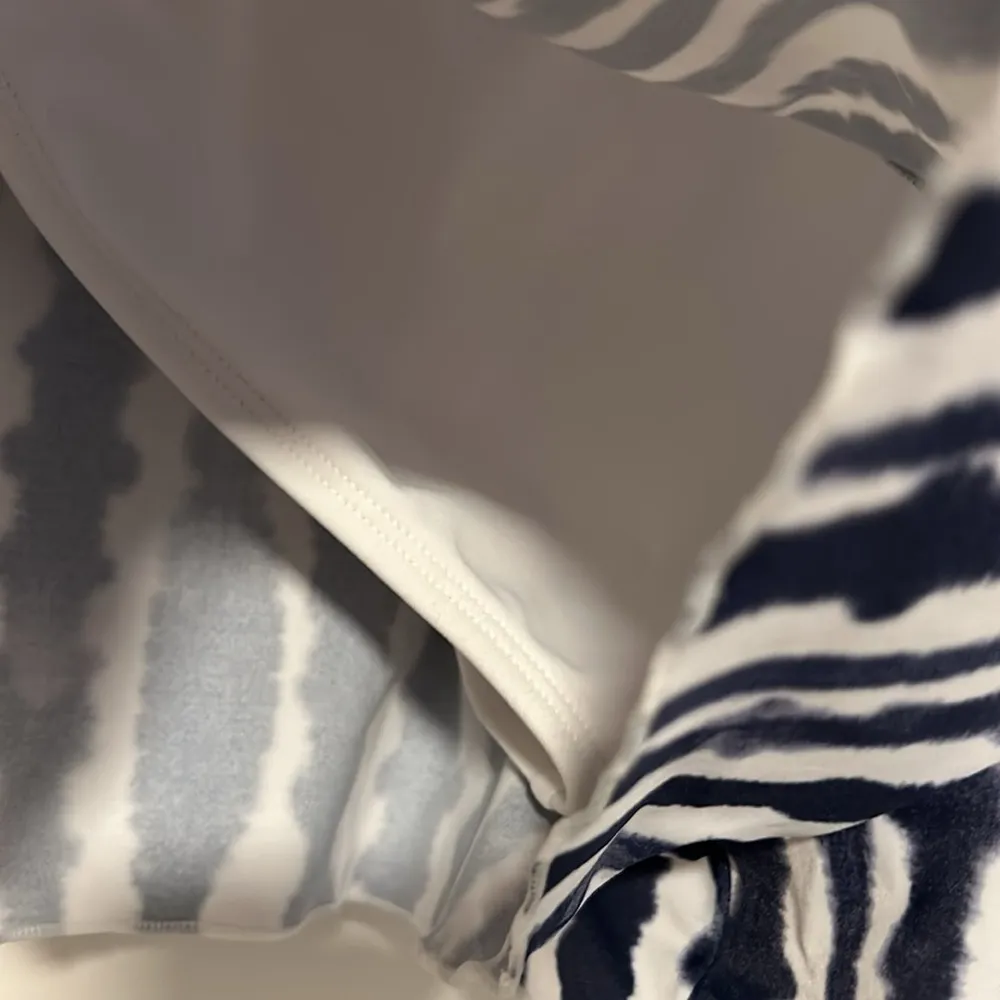 Athleta Blue and White Board Shorts With Liner Size Medium - Image 4