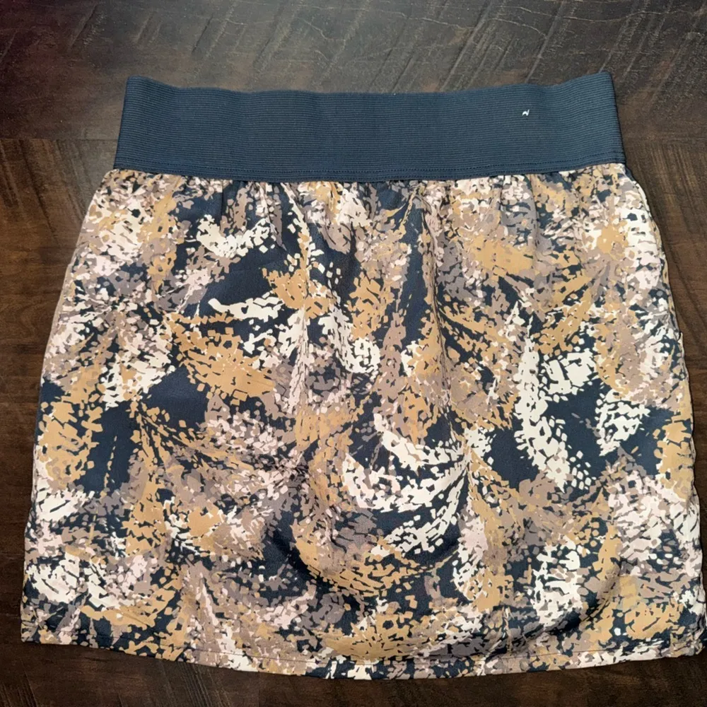 3/$20 Gap patterned skirt - Image 7
