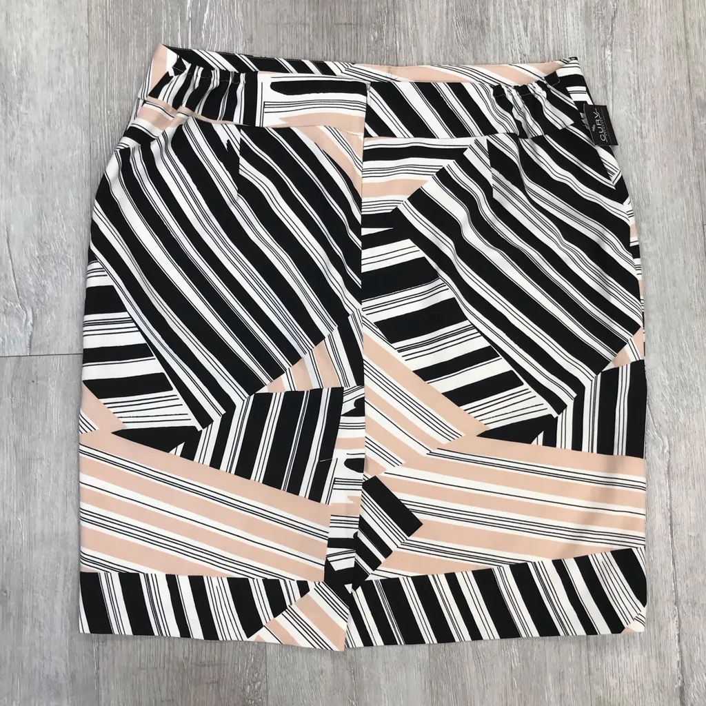 Nine West Geometric Black and Cream Pencil Skirt - Size 18. - Image 3