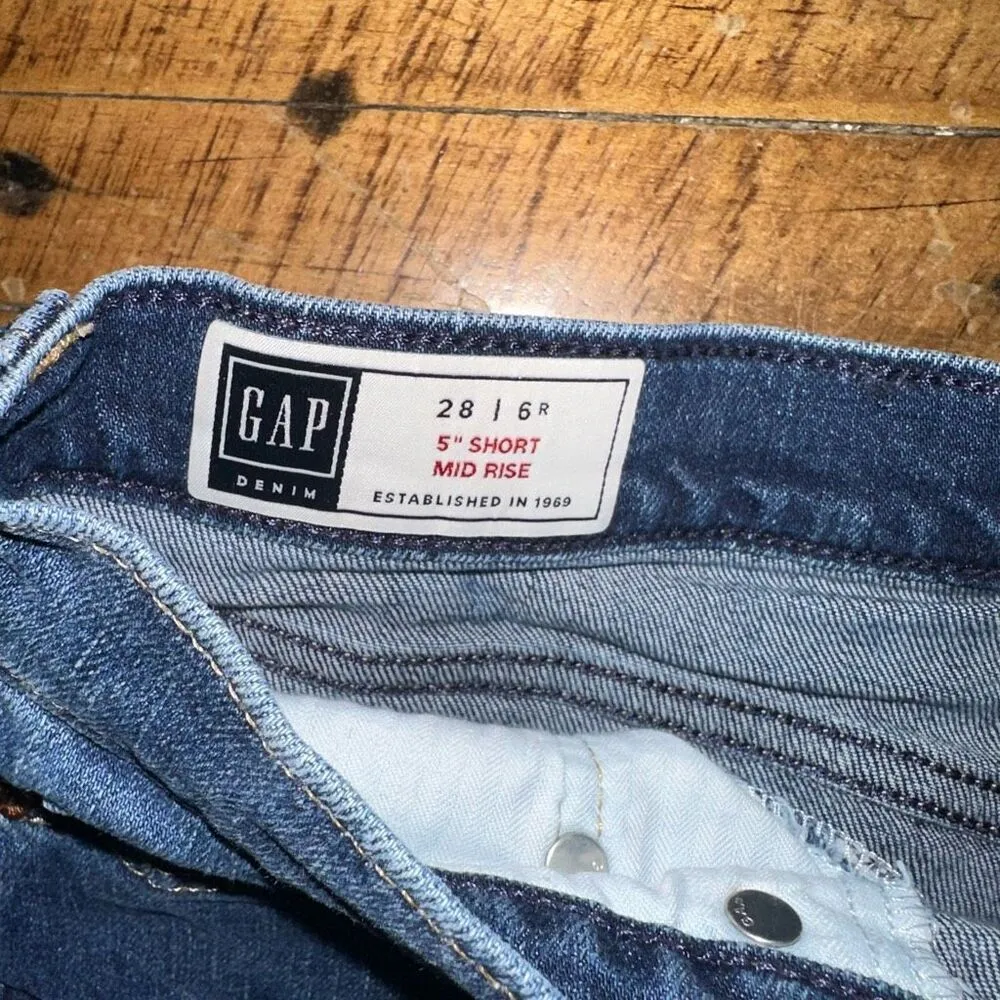 Gap white 5” preppy minimalist classic size 28 shorts - Image 2