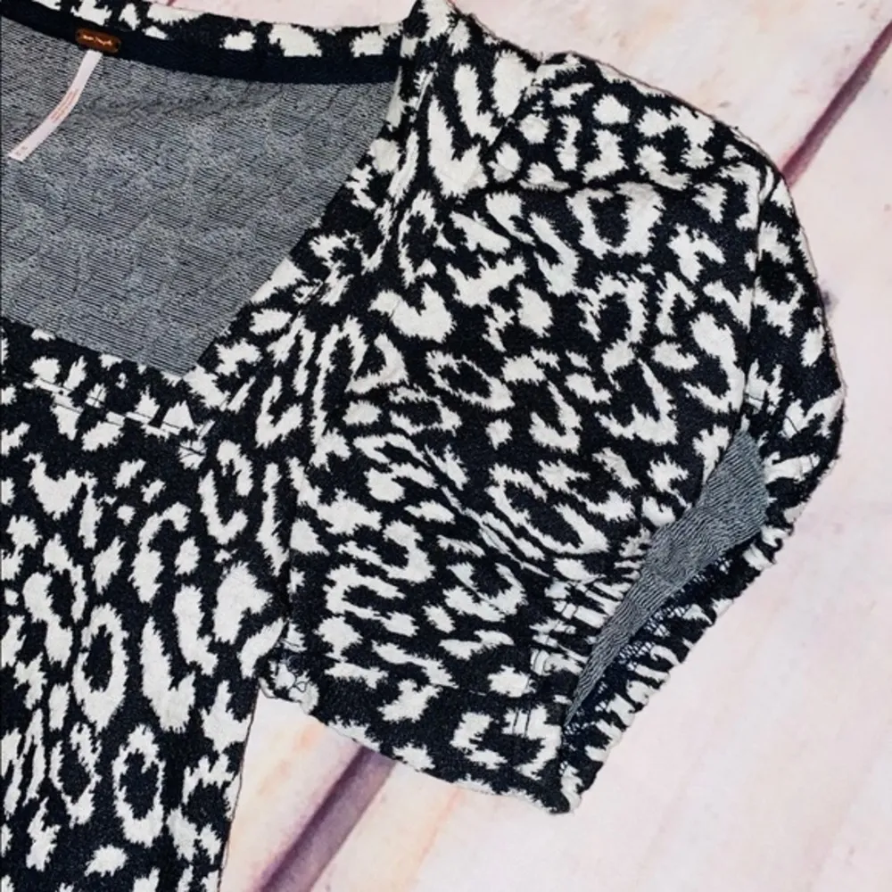 Free People Top Puff Sleeves sz M - Image 5