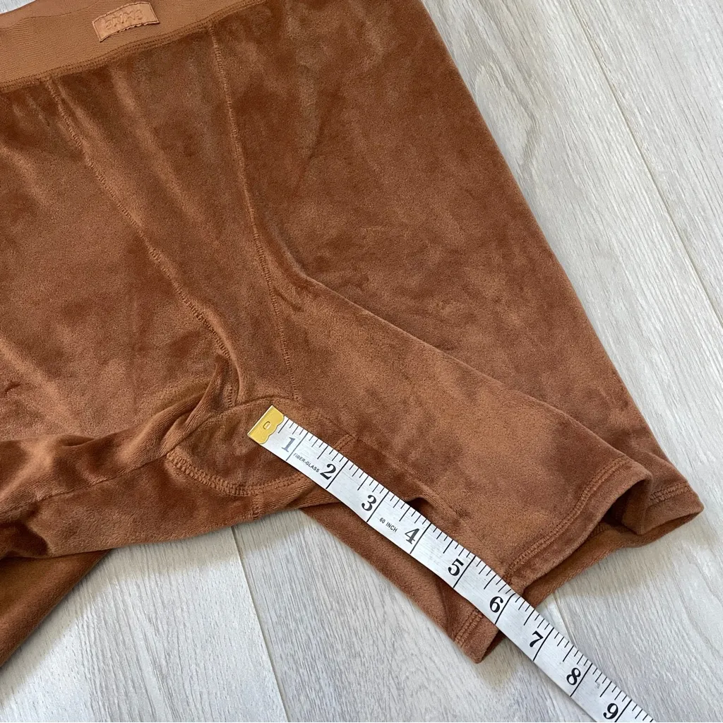 Skims Velour Shorts bike boxer womens Brown (medium) loungewear athleisure - Image 4