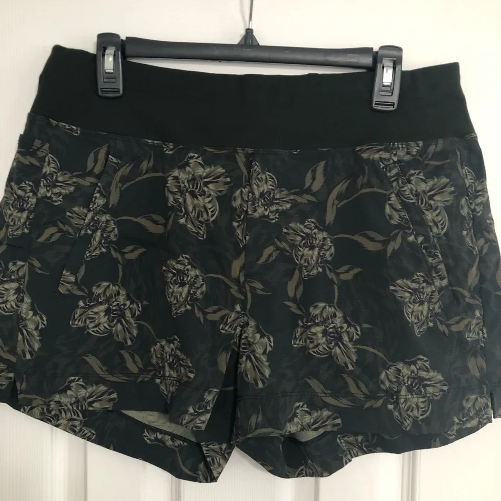 Athleta Trekke North floral shorts women’s size 12 athletic green‎ vacation - Image 2