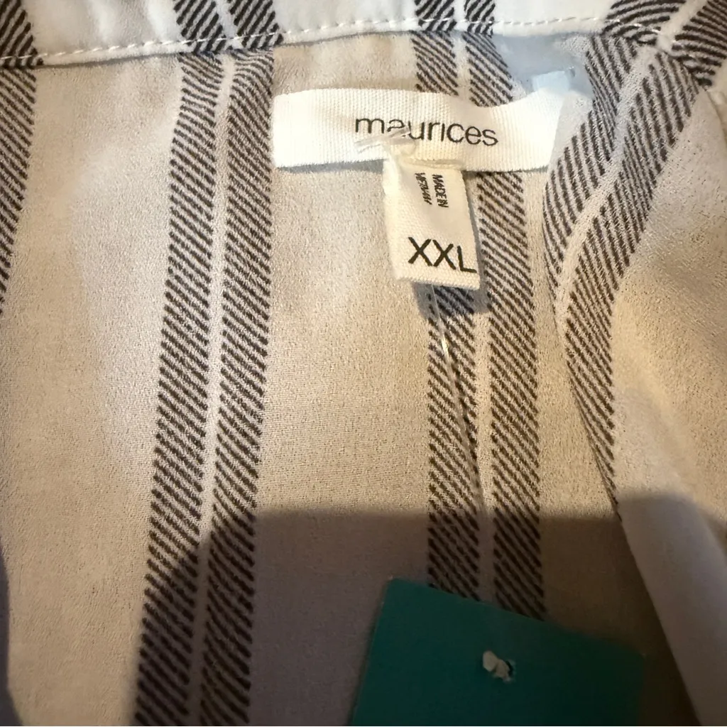 Maurices NWT Striped Sleeveless Blouse Women’s Size‎ XXL White Gray - Image 3