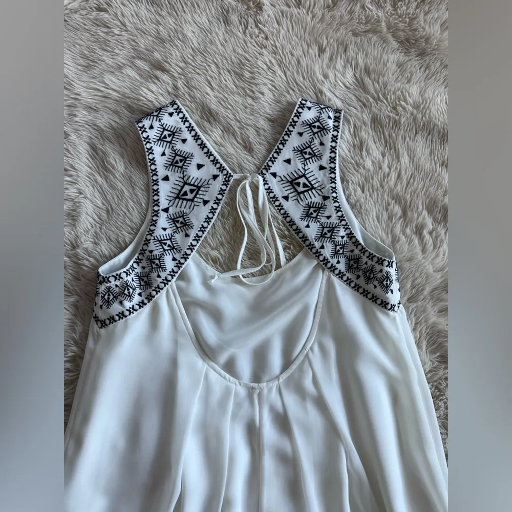 BCBG Generation White Embroidered Chiffon Mini Dress with Open Back Size M - Image 13