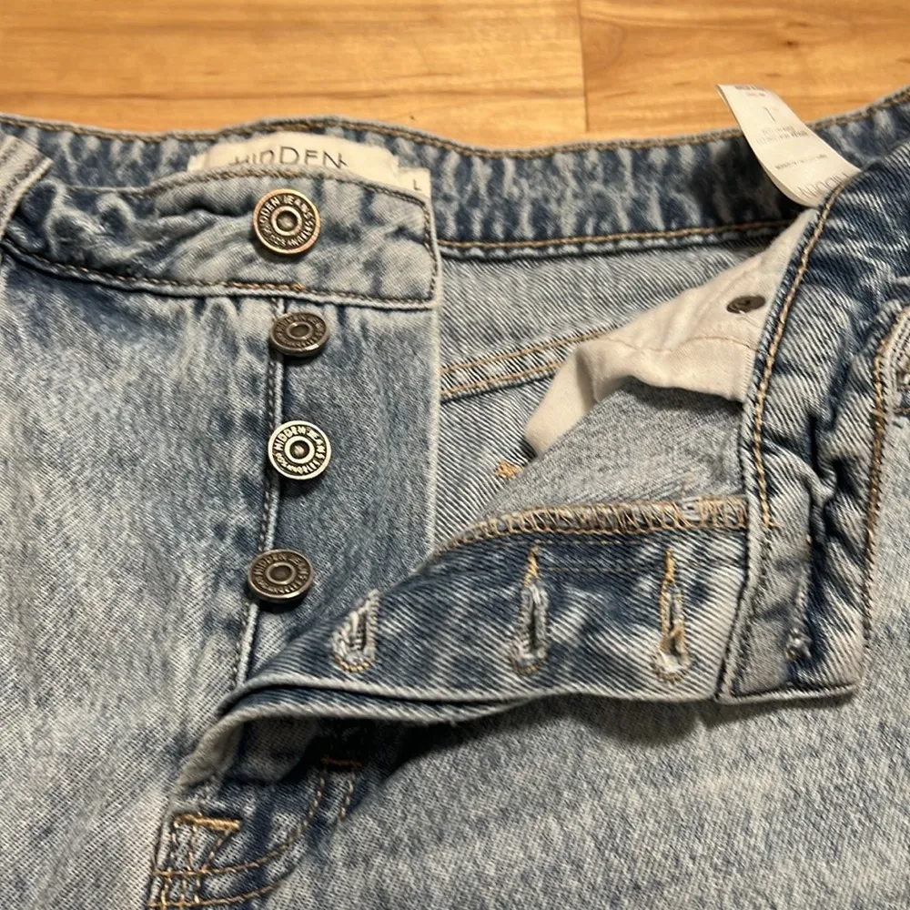 Hidden Button Up Light Wash Cut Off Jean Shorts Blue Size L - Image 11