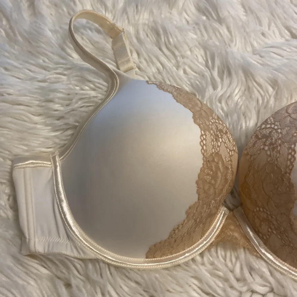 Cacique Bra BNWOT size 46C with adjustable stripes smooth boost plunge - Image 3