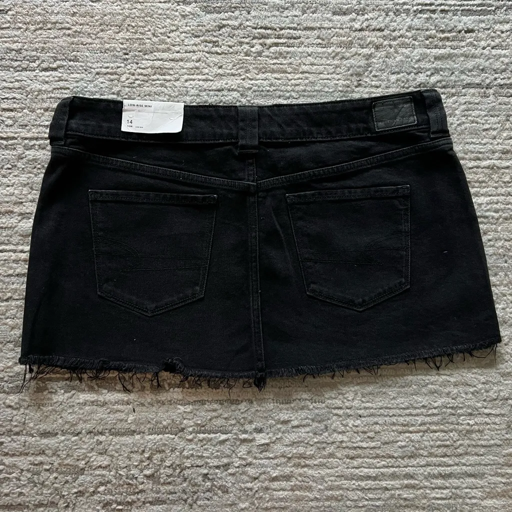 NWT American Eagle Black Denim Distressed Low Rise Mini Skirt Size 14 32W - Image 6