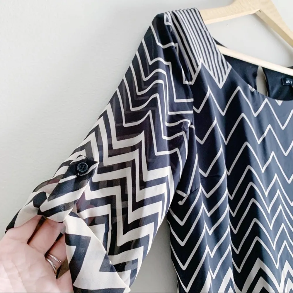 As U Wish •‎ Short Sleeve Chevron Print Shift Dress, Black/Beige, Size Small - Image 8