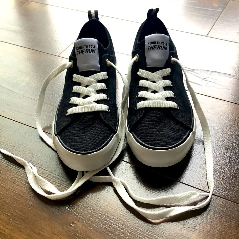 KENNETH COLE - The Run Women's Sneakers Black & Gold - NEW w/out Tags Size 6 - Image 2