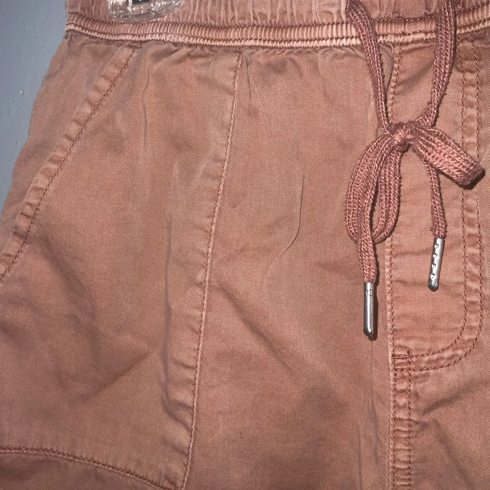 Truth And Theory Mauve High Waist Drawstring Elastic Waist Shorts Pockets Small Tan - Image 4