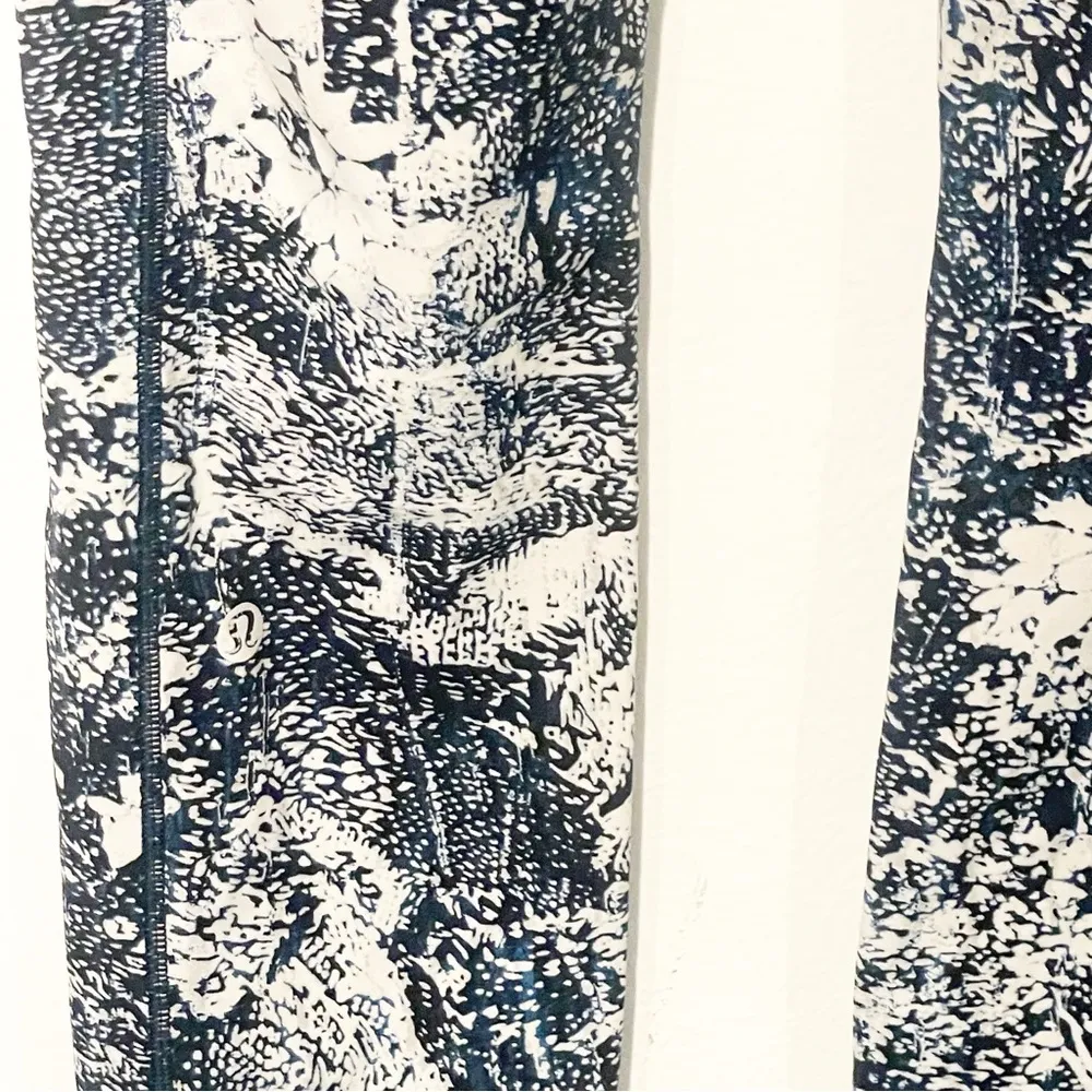 Lululemon Size 4 Speed Up Tights Full-On Luxtreme 28" in Wildwood Multi Legging - Image 3