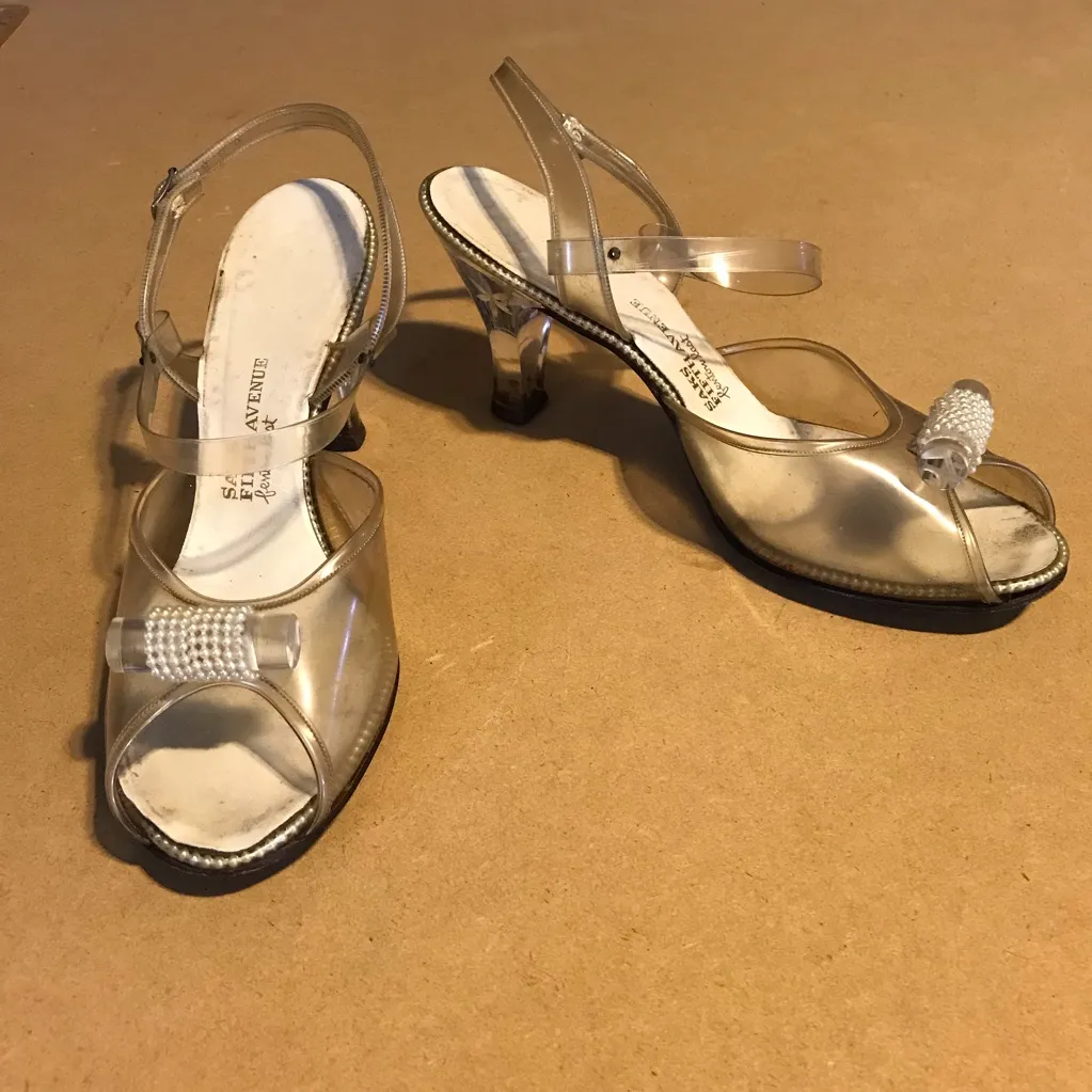 VINTAGE 1950'S SAKS FIFTH AVENUE FENTON LAST PLASTIC LUCITE BEADED HEELS (6) - Image 4