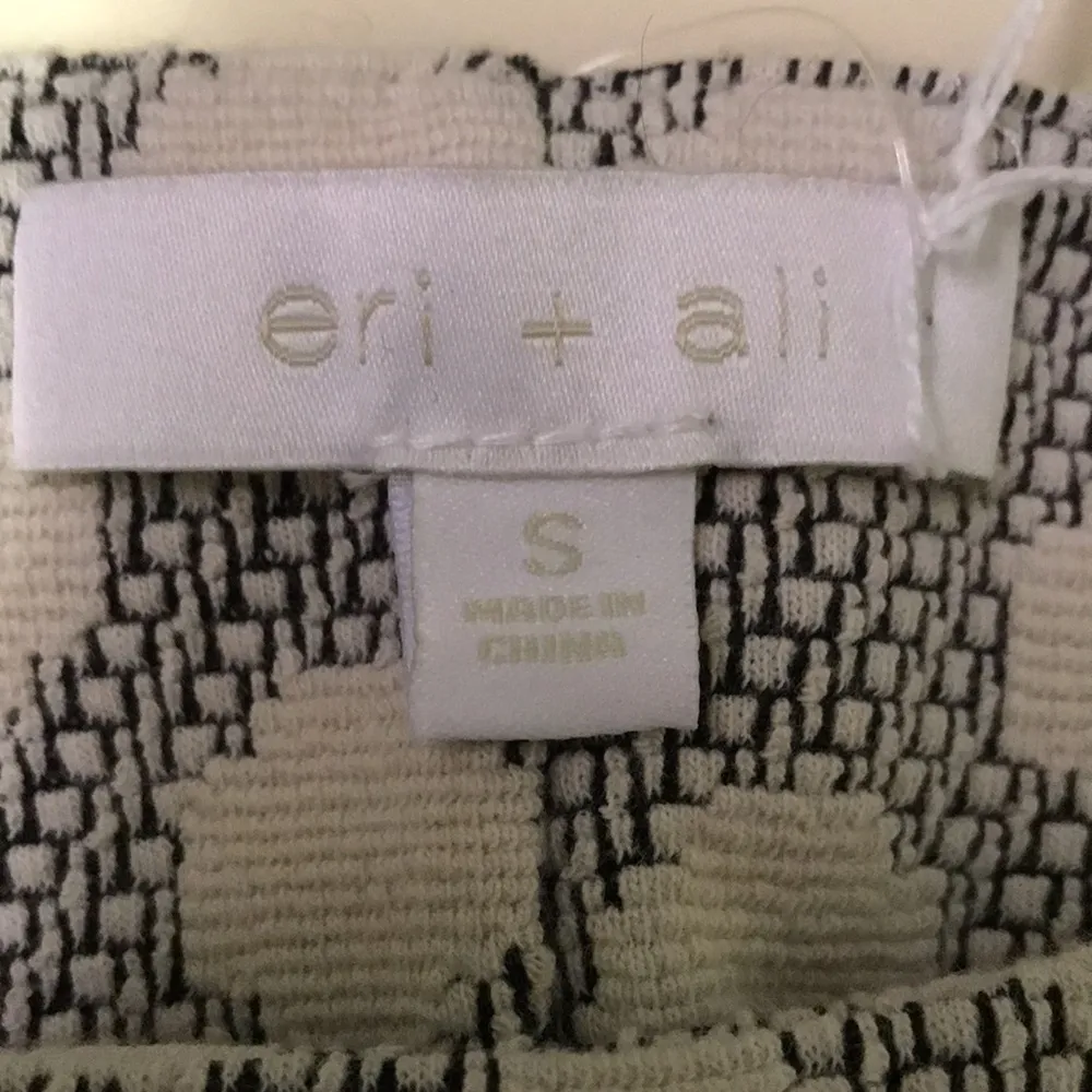 NWT!!! Anthropologie Eri + Ali Off the Shoulder Cropped Top size S - Image 2