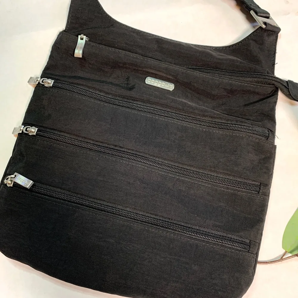 Baggallini -  crossbody medium black EUC- - Image 3