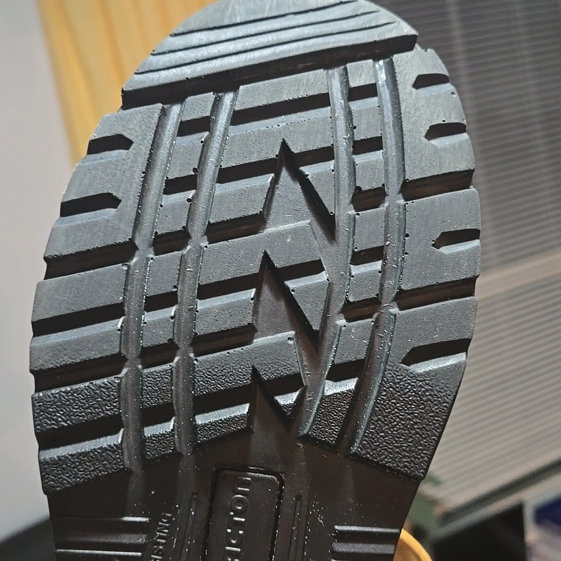 has a safety helmet Brand Acton. Tan Size 7 - Image 5