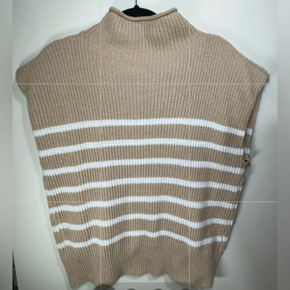 Le Lis Sleeveless Sweater with Mock Turtleneck- Size Small - Image 2