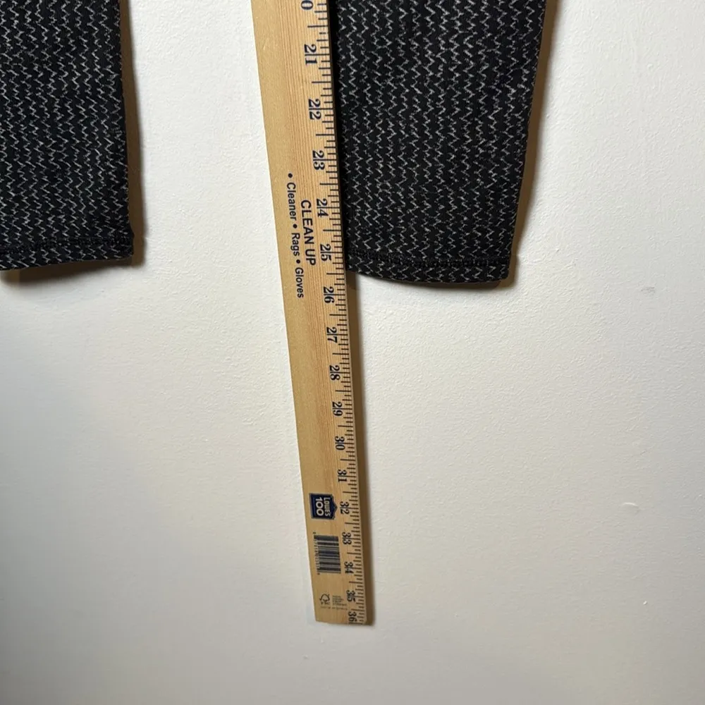 Athleta Women’s Black and White Heartbeat Chaturanga Tight Zigzag Size M - Image 9