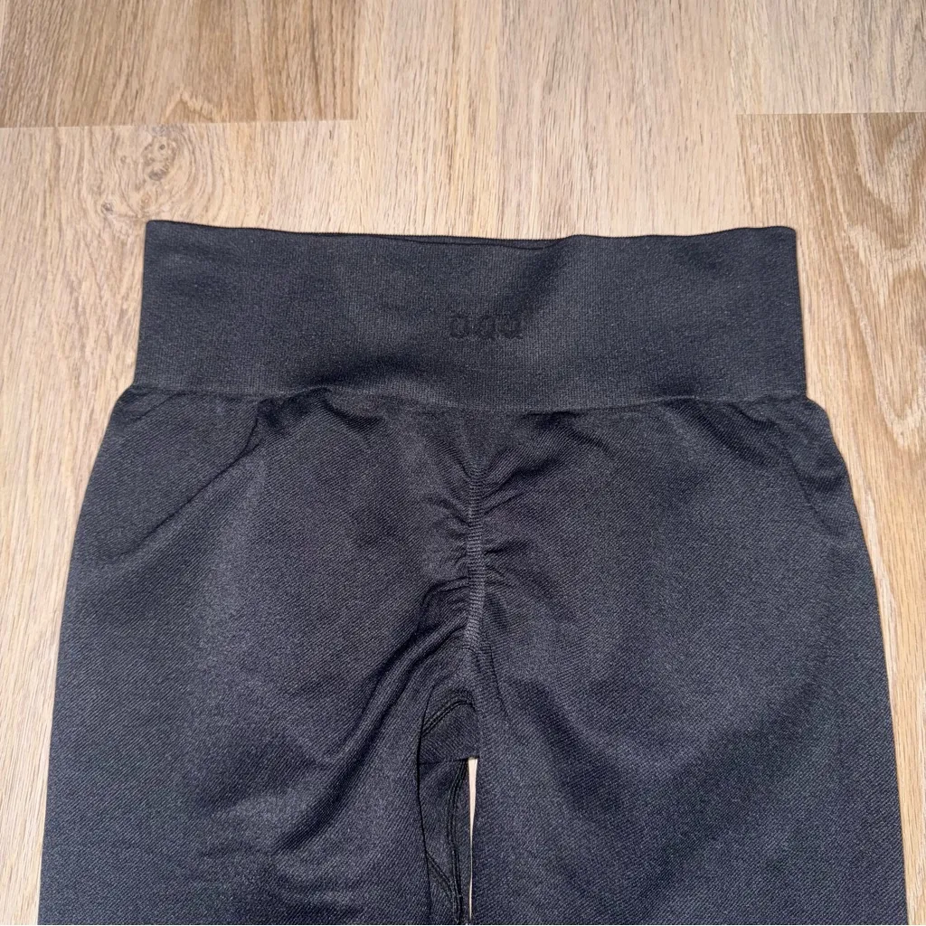 OQQ Black Seamless Butt Scrunch Leggings - Image 4