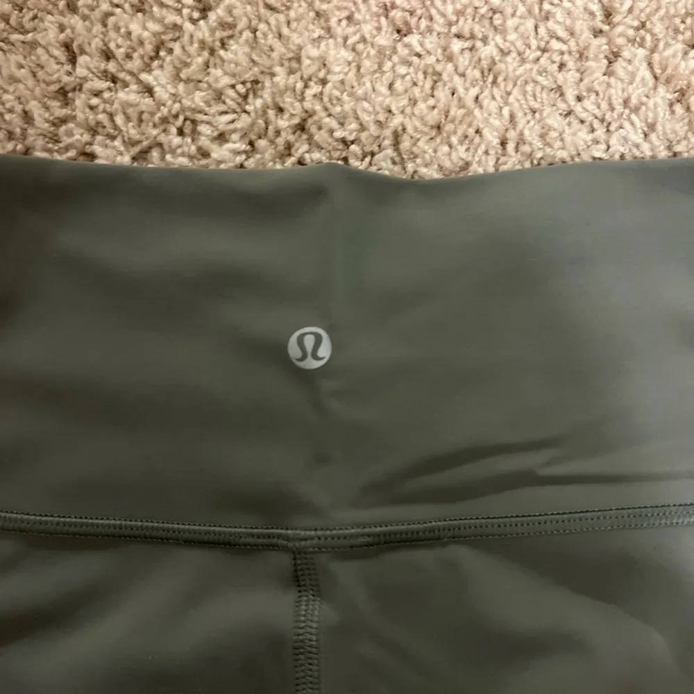 Lululemon wunder under HR tight 25” green - size 6 - Image 4