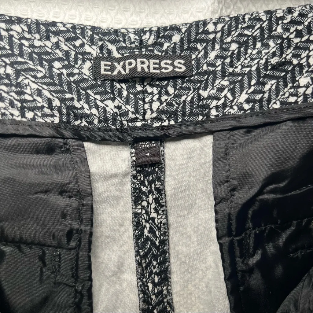 Express Womens Size 4 Black and White Patterned‎ Cuffed Chino Shorts Belt Loops - Image 3