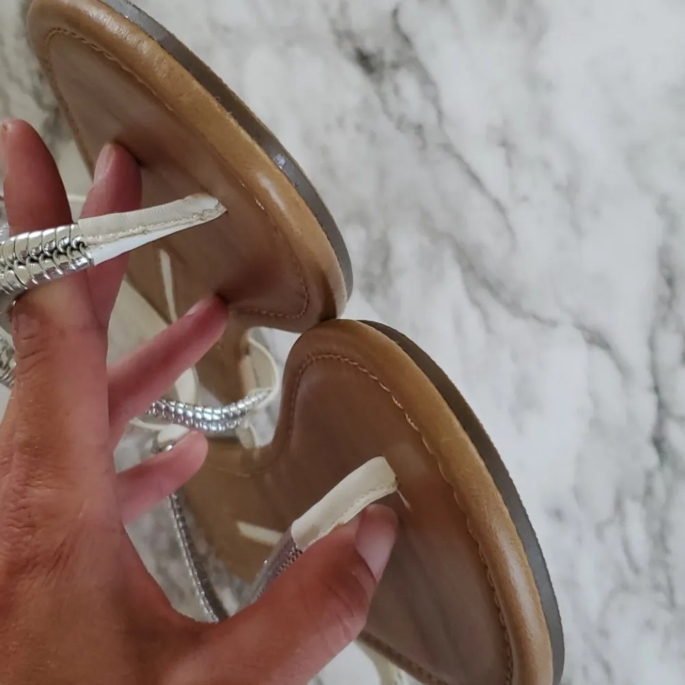 new directions split toe sandals size 10 - Image 9